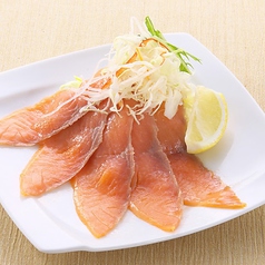 スモークサーモンのカルパッチョ（オリーブオイル仕立て）