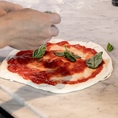 【味付け】当店のピザは、大きく分けてトマトベースかチーズベースの2種類。それぞれの具材を加えれば、盛り付けは完了です。
