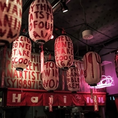 赤い提灯がかわいすぎ！ネオンと個性が光る、三宮横丁の“写真撮りたくなる”イタリアンバル！アートな店内で、ちょっぴり特別なバルタイムを！