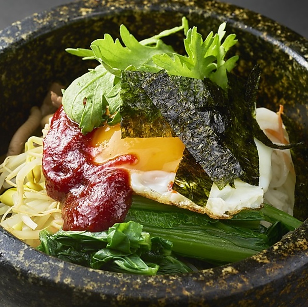〆のご飯や麺類も充実！中でも石焼ビビンバは不動の人気でアツアツの石鍋で混ぜてお楽しみください☆