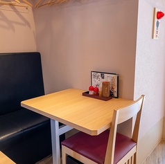 オープンフロアで気軽な居酒屋スタイルです。