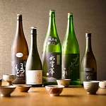 全国各地から厳選して仕入れた日本酒は自慢のラインナップ。お料理と合わせてぜひお楽しみください。