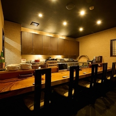 カウンター席は、和の落ち着いた雰囲気が魅力です。職人の手仕事を目の前で楽しみながら、心地よいお食事を通じて、特別なひとときをお楽しみいただけます。