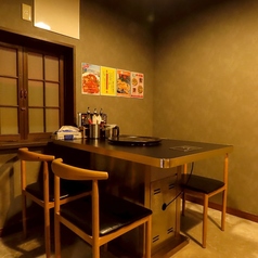 当店の個室は最大10名様までご利用可能です。流れるようなゆったり空間でリラックスしたひとときをお楽しみいただけます。プライベートな集まりや大切な記念日や女子会などにも最適で、快適な環境を提供します。また、接待や特別なイベントにぜひご利用ください。ご予約やお問い合わせもお気軽に！ご利用お待ちしています。