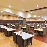 ゆったりくつろげる広々した店内♪