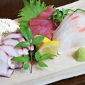 料理メニュー写真 沖縄近海魚のお刺身3点盛り合わせ ～海ぶどう添え～＜1～3人前＞