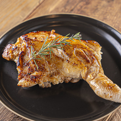 かぶりつき鶏もも肉の写真