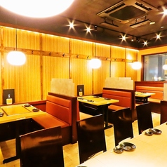 【少人数のお集まりや家族とのお食事にも当店は最適】木のテーブルと温かみのある照明が、落ち着いた雰囲気を演出します。2次会などのちょい飲みにもぜひご利用ください。安心して食事や会話を楽しめる居心地のよい空間です。