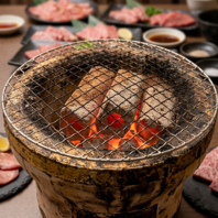 炭火で焼く七輪焼肉
