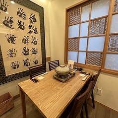 親しい友人や家族との楽しいひとときを過ごすのに最適な空間です。アットホームな雰囲気で、リラックスしながら美味しい料理を堪能できます。周囲との距離感が近く、温かい会話を交わしながら、心地よい時間を共有できるのがこの席の魅力です。大切な人との思い出作りにぴったりの空間です。