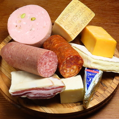 ハムとチーズの盛り合わせ