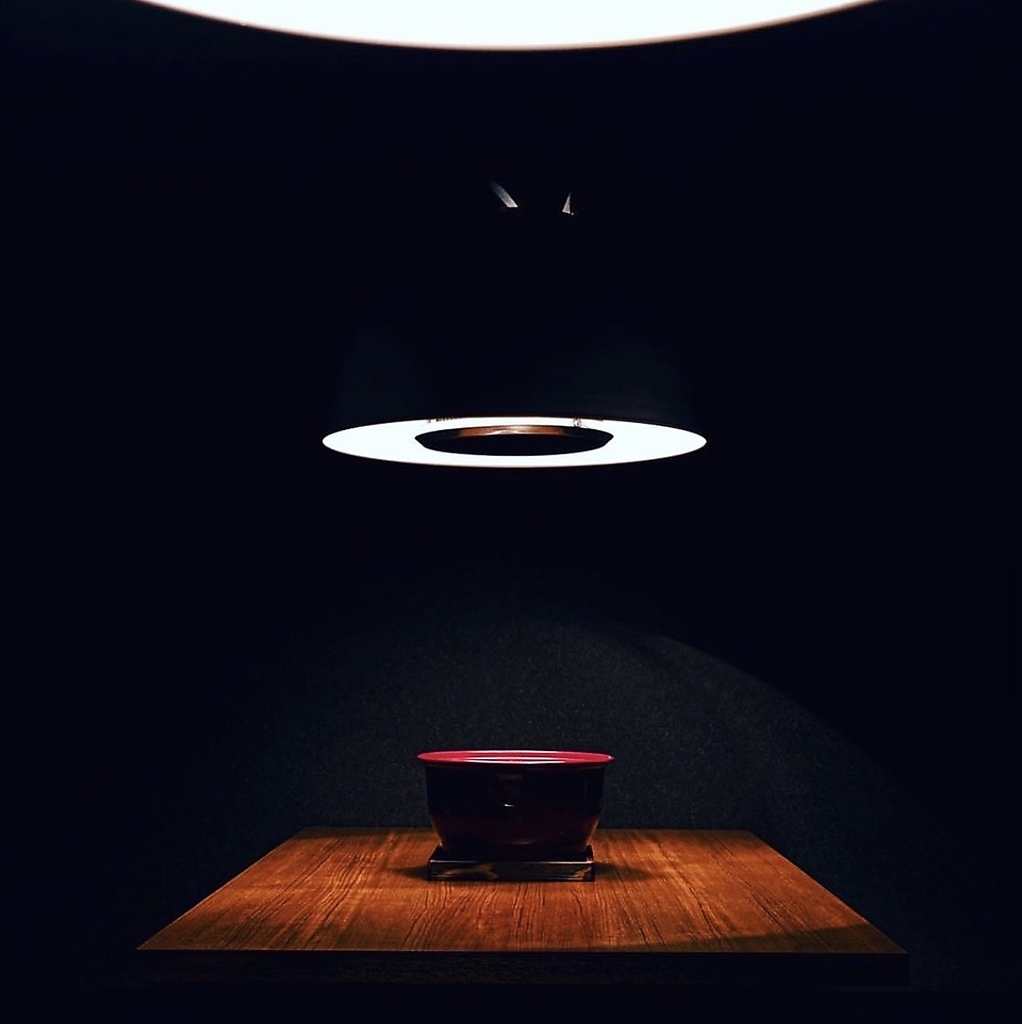 黒と木目を基調とした店内で特別なひと時をお過ごしください。