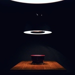 黒と木目を基調とした店内で特別なひと時をお過ごしください。