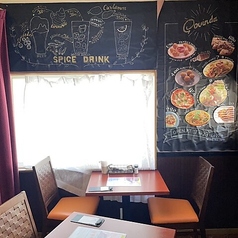 明るい日差しが差し込む心地よいお席で、自慢の料理を堪能。友人同士の集まりに使い勝手のよいお席です。