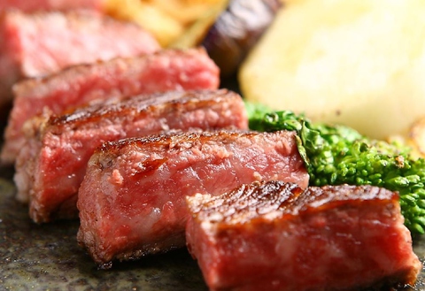 肉を知り尽くしたシェフが目の前で焼き上げてくれる、最高級の「神戸ビーフ」