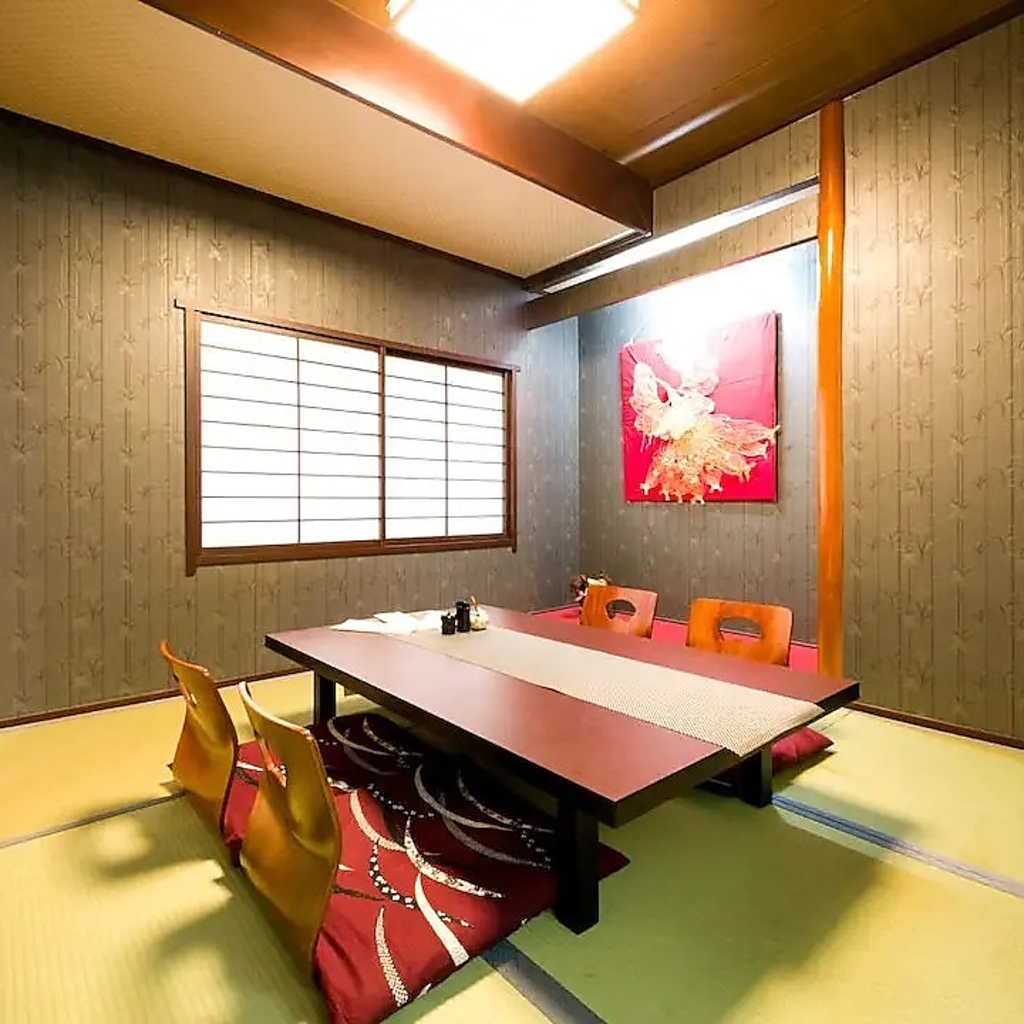 個室や座敷席、カウンター席をご用意。落ち着きのある和空間でごゆっくりお料理や会話を楽しめます♪