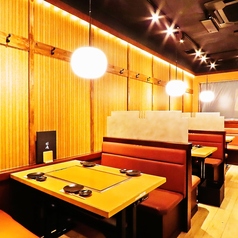 店内は温かみのある明かりで雰囲気抜群です♪大小さまざまなお席をご用意しておりますので、気の合うお友達との飲み会や女子会などにぜひご利用ください。お席は人数に合わせてご用意できます。気軽にご相談ください！