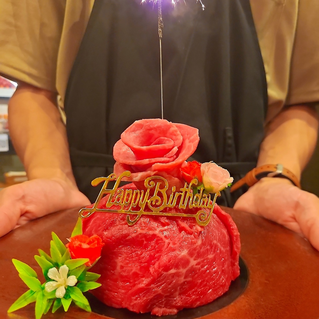 記念日やお祝いに肉ケーキで演出致します