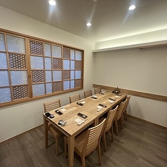 プライベート感を大切にしたい方におすすめの半個室席です。特別な会食にぴったり。静かな環境で、周りを気にせず思いのままに会話や食事を楽しむことができ、心地よい時間を提供します。大切なやり取りや特別な瞬間を、ゆったりと過ごせる魅力的な空間です。