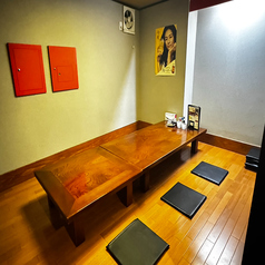 ゆったりとした座敷で、8名様までのグループに最適な席をご用意しています。自宅の和室のような温かい雰囲気は心をほぐし会話を弾ませ、楽しいひとときを共有するお手伝いをします。気の知れた仲間たちと、リラックスした空間で楽しむ本格的な料理とお酒は格別！少人数の宴会や、家族との楽しい時間にもぴったりなお席です