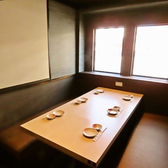 【大小さまざまなお席をご用意】店内は温かみのある明かりで雰囲気抜群♪気の合うお友達との飲み会や女子会などに是非ご利用ください。お席は人数に合わせてご用意できます。ご相談ください！新鮮な海の幸を味わいながら、ゆったりとおくつろぎください。