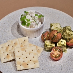 前菜盛り合わせ(ヴィーガンチーズのカプレーゼ・レーズンパター)