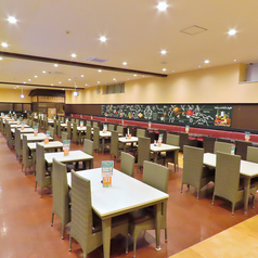 全席250席を誇る広々とした店内にはさまざまなテーブル席が完備されています！お子様連れのファミリーや同窓会、打ち上げ、歓送迎会など、各種集まりに大人気の空間です！また、プライベートな時間を楽しめる個室も2室ご用意しており、周りを気にせずにお食事を楽しむことができます◎皆様の特別なひとときを☆