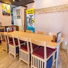 オープンフロアで気軽な居酒屋スタイルです。