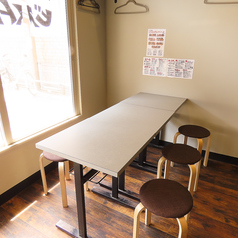 賑やかな会話と笑い声が響き渡るアットホームな空間。料理が運ばれるたび、周りの人たちとの楽しい交流が生まれ、心温まる時間が流れます。