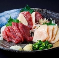 料理メニュー写真&nbsp;馬刺しの紅白盛り合わせ