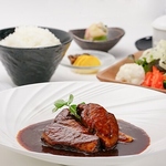 柔らかい足柄牛のビーフシチューは赤ワインとデミグラスソースを合わせたこだわりのソースでご提供。