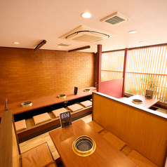 落ち着いた掘りごたつ席は、友人やご家族と共に記念日や誕生日を祝うのに理想的な空間です。特別なひとときをお楽しみください。