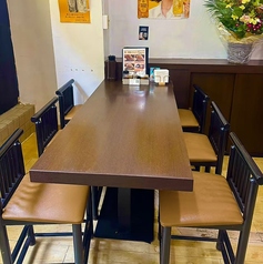 明るく賑やかな雰囲気の中で、食事やお酒を楽しむ特別なひとときを提供いたします。友人や家族との楽しい会話を交えながら、カジュアルな時間を過ごすのに最適なテーブル席をご用意。美味しい料理と心地良い空間が、素敵な思い出作りをサポートします。リラックスした雰囲気の中で、お好きなメニューをお楽しみください。