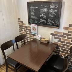 テーブル席は、人数に合わせてレイアウト変更もOK