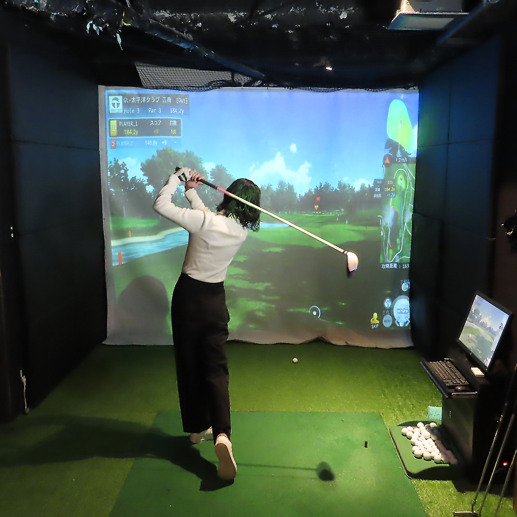 本格シミュレーションゴルフを完備！手ぶらで気軽に立ち寄れる、大人のための遊び場がここにあります