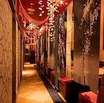 テーブル席・ソファー席・カップル席・座敷・団体様貸し切りフロアなどお席各種ご用意しております♪