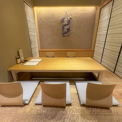 ゆったりとお食事をお楽しみ頂ける掘り炬燵の個室です。女子会やご友人、ご家族でのご利用など様々なシーンでご利用頂けます。団体様でのご利用も可能ですのでお気軽にご相談ください。