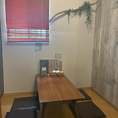 半個室空間。小上がりのフローリングのお部屋。扉は付いてませんが、ロールスクリーンを設置してます。お子様連れのお客様に人気です。