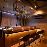 目の前に広がるバーの趣。非日常を味わうカウンター席◎