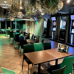 ダーツに専念できるダーツ前のテーブル席！バーカウンターにも近く、人気のお席です♪