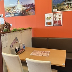 ご家族でのご来店や、少人数のグループ飲みに使いやすい4名様用のテーブル席を複数ご用意しております◎広々としたテーブルで、熱々のナンやカレーをシェアしながら楽しい時間をお過ごしください♪
