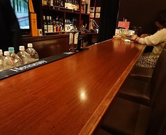 カウンター席は9名入れます。バーといえばカウンター好きな方が多いです。またカラオケのモニターも正面にありますので、そちらも人気です。