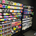 【ショップ併設】店内には豊富なダーツグッズを揃えたショップコーナーを併設！最新バレルやフライト、ケースなど自分好みのアイテムが手に入ります。「これからダーツを本格的に始めたい」という初心者の方からマイダーツにこだわる上級者の方まで、スタッフが最適なグッズ選びをお手伝いいたします！