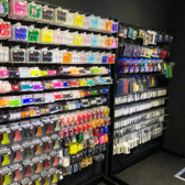 【ショップ併設】店内には豊富なダーツグッズを揃えたショップコーナーを併設!最新バレルやフライト、ケースなど自分好みのアイテムが手に入ります。「これからダーツを本格的に始めたい」という初心者の方からマイダーツにこだわる上級者の方まで、スタッフが最適なグッズ選びをお手伝いいたします!