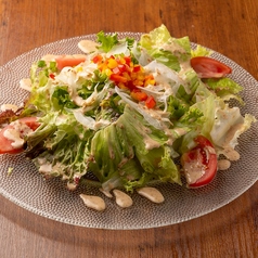 フレッシュトマトとオニオン胡麻ドレサラダ