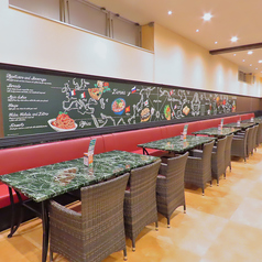 店内の黒板に広がる世界地図には、世界各国の料理をご紹介しております！味覚だけでなく、視覚でも旅気分を味わっていただける空間です☆この空間で、世界各国の料理をご堪能ください！