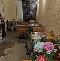 2名テーブル×2、4名テーブル×2 &nbsp;&nbsp;5名以上でご予約の際はお問い合わせください