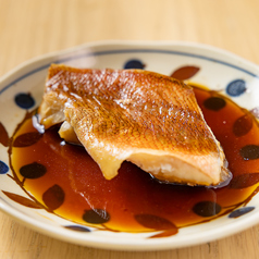 旬の魚を活かした寿司と唐揚げの丁寧な仕込み