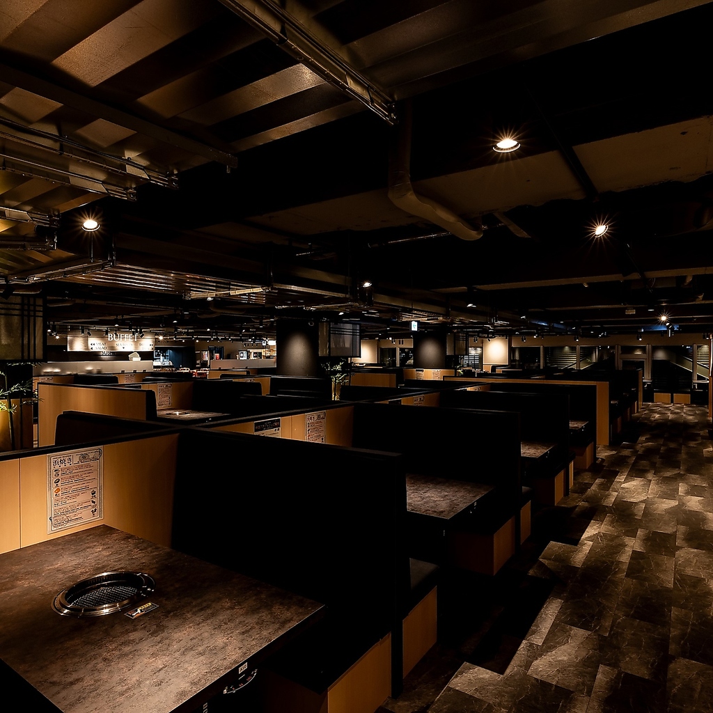 モダンな雰囲気な店内は、デートや記念日利用にも最適！メッセージプレートのご用意も可