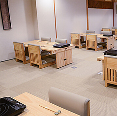 《足を伸ばしてゆったり》お座敷タイプのテーブル席は、くつろぎながらお食事ができるため、ご家族でのお食事にもピッタリ。当店はお子様連れでのご利用も大歓迎です。